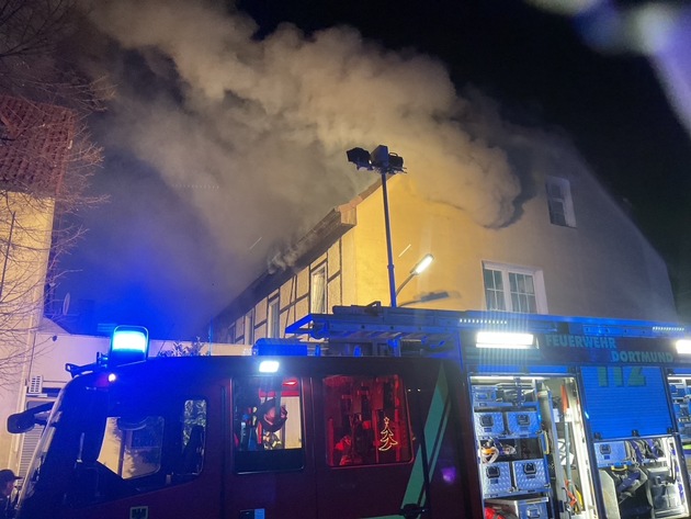 FW-DO: Brand in Dortmund Asseln / Brand in einem Fachwerkhaus