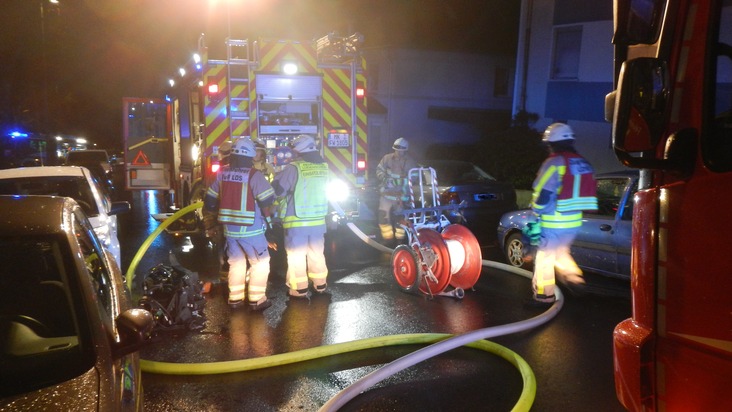 FW-LÜD: Brand in einem Mehrfamilienhaus / 11 Personen über Leitern aus den Wohnungen evakuiert