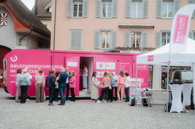 PINK CUBE heute in Sarnen: Brustkrebsvorsorge auf dem Dorfplatz