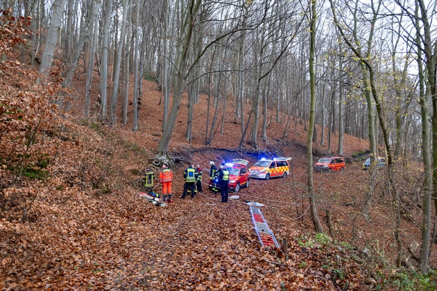 FW Porta Westfalica: 05.12.2025 - Absturz am Jakobsberg / 1 Person schwerverletzt