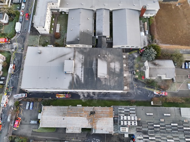 Feuerwehr MTK: Großeinsatz in Hattersheim: Löscharbeiten nach mehr als 14 Stunden beendet