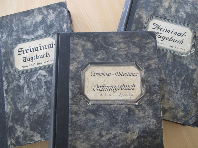 POL-NI: Ungewöhnlicher Fund auf dem Dachboden der Polizei - Kriminaltagebücher aus den Jahren 1934 bis 1945 an Polizeimuseum übergeben