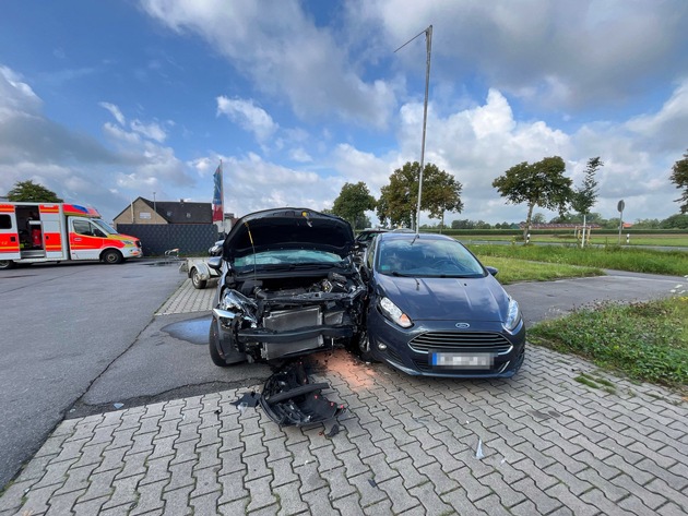 POL-COE: Dülmen, Telgenkamp/ Senior beschädigt mit Auto Hallentor und Autos
