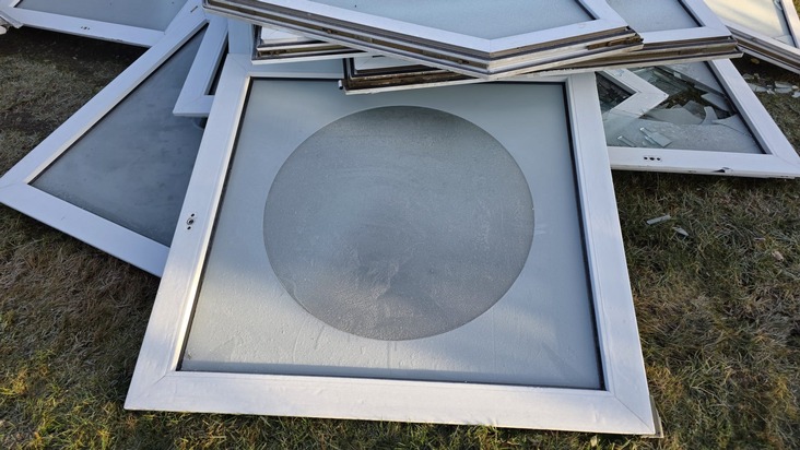 POL-STD: Dreiste M&uuml;llentsorgung zu Weihnachten - Fenster in Horneburger Feldmark abgeladen