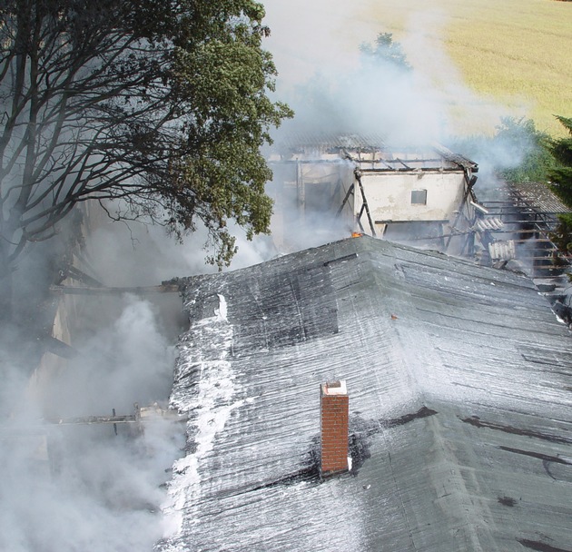 FW-E: Brennende Lagerhalle in Essen-Kettwig, Eigentümer erleidet schwere Brandverletzungen