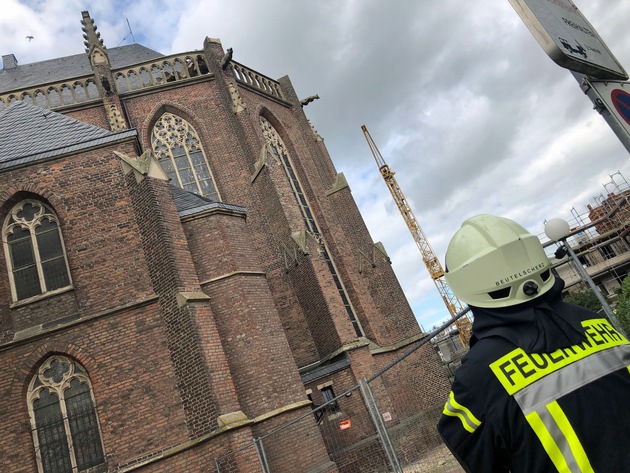 FF Goch: Baukran prallt gegen Kirchendach - St. Maria Magdalena teilweise gesperrt