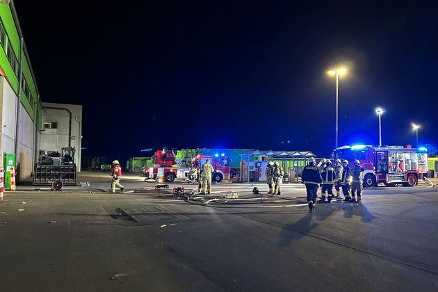 Feuerwehr Goch: Feuer bei Entsorgungsunternehmen: Brandursache unklar
