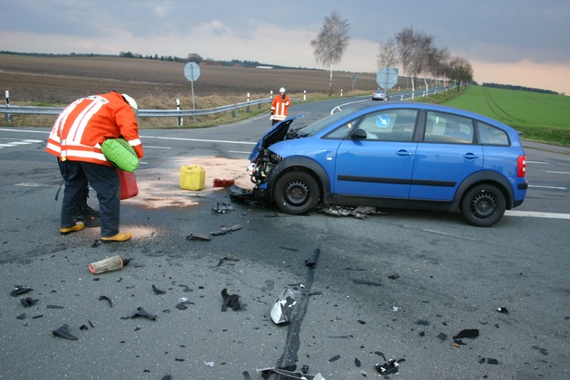 POL-WL: Vorfahrt missachtet, Zwei Verletzte ++ Requisiten einer Feuerwehrübung sorgten für Aufregung ++ Pkw ohne Zulassung, Fahrer mit Promille ++ und weitere Meldungen