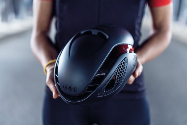 Das Sicherheitspaket für Radfahrer – ABUS schützt den Kopf, die Allianz den Helm