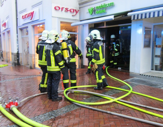 FW-GE: Feuerwehr löscht Brand auf der Hochstraße