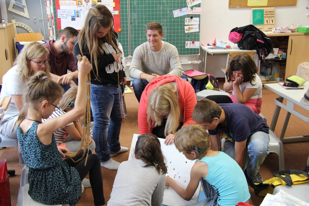Westfälische Provinzial: Auszubildende übergaben Spenden an Regenbogenschule und Münsterlandschule