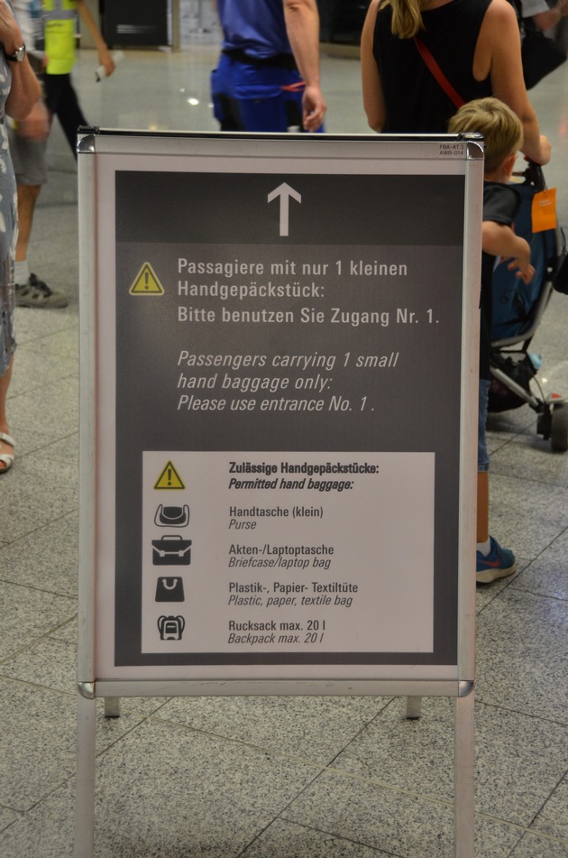 BPOLD FRA: Bundespolizei testet &quot;Ein-Handgepäckspur&quot; am Frankfurter Flughafen
