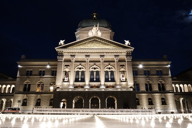 Action de solidarité avec 12 000 bougies sur la Place fédérale de Berne