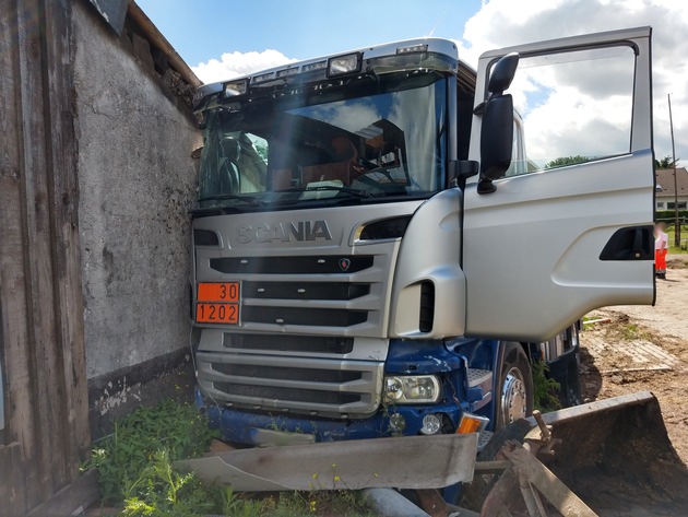 FW-EN: Verkehrsunfall - Tankwagen mit Heizöl fährt in Scheune - Fahrer verstirbt
