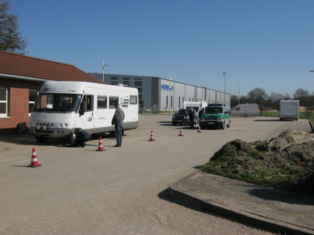 POL-SE: Elmshorn: Angebot gut angenommen - 48 Campingfreunde besuchen Wiegeaktion für Wohnmobile und Wohnwagengespanne beim Fachdienst Autobahn in Elmshorn