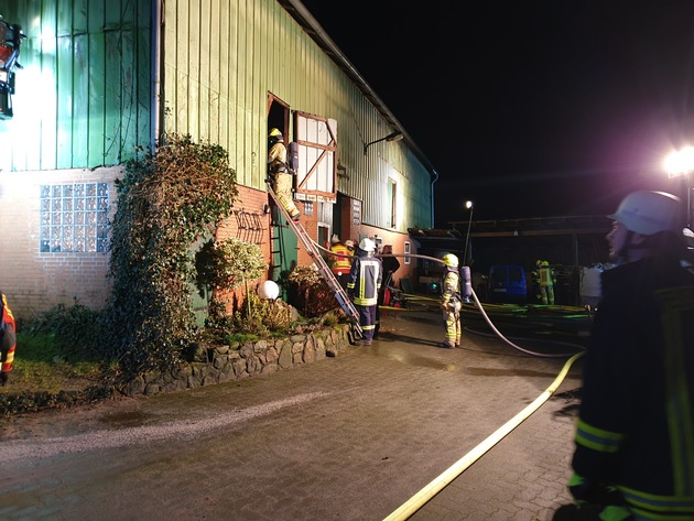 FW-RD: Feuer in der Werkstatt auf einem Bauernhof in Steenfeld-Liesbüttel (Kreis Rendsburg-Eckernförde)