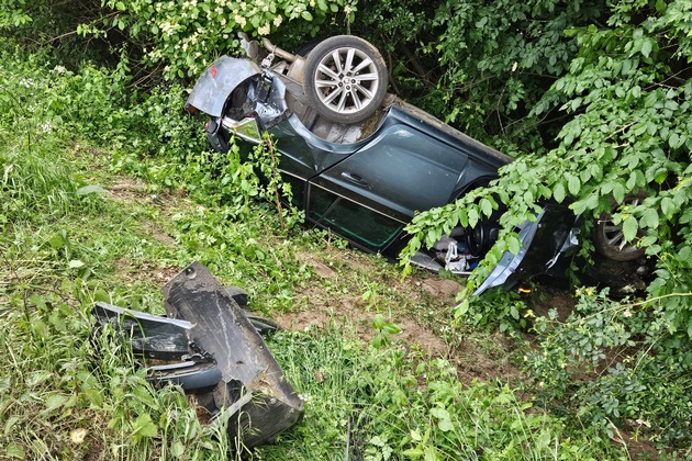 Feuerwehr Goch: Schwerer Verkehrsunfall auf der A 57: Ein Fahrzeug in Flammen, 4 Personen verletzt