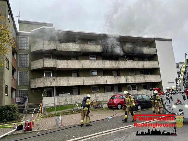 FW-RE: Ausgedehnter Wohnungsbrand mit einer schwerst verletzten Person und 17 weiteren Verletzten sowie Betroffenen - Feuerwehr und Rettungsdienst im Großeinsatz