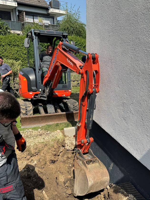 FW-Erkrath: Feuerwehr Erkrath rettet vier Monate altes Kätzchen aus Abflussrohr