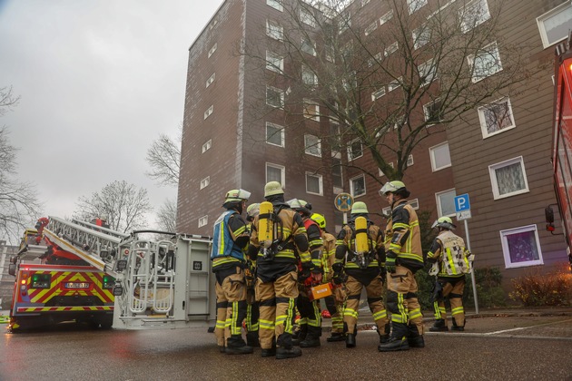 FW-E: Kellerbrand in Mehrfamilienhaus erfordert Großeinsatz der Feuerwehr - Gebäude unbewohnbar