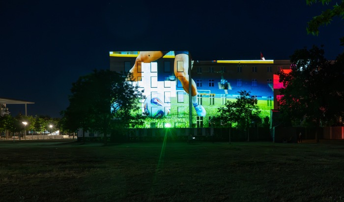 Schweiz Tourismus: Lichtkunst zur Women's EURO an der Schweizerischen Botschaft in Berlin