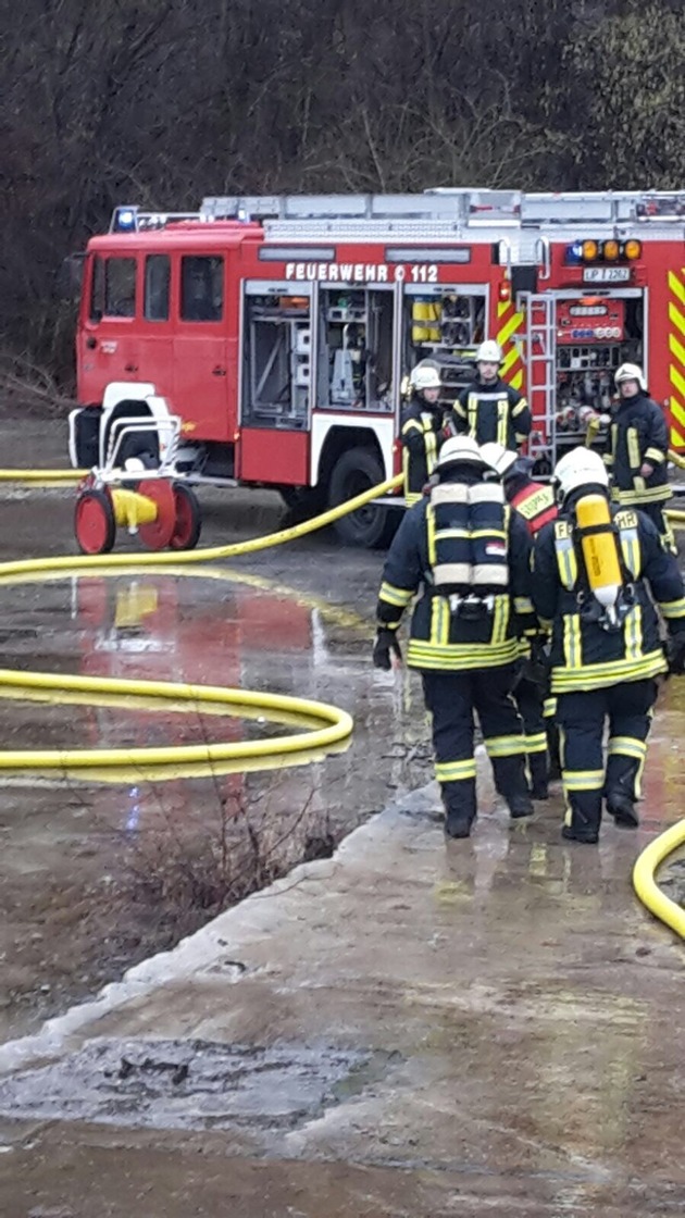 FW Lügde: Feuer 4 / Brennt Lagerhalle