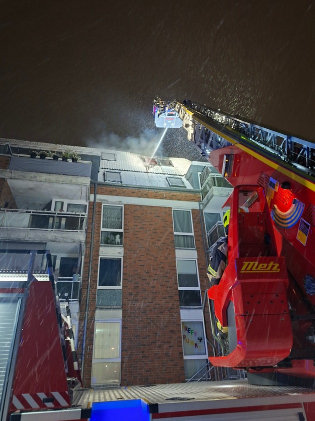 FW-PI: Dachgeschossbrand in der Straße Krähenhorst - 43 Personen unverletzt gesichtet
