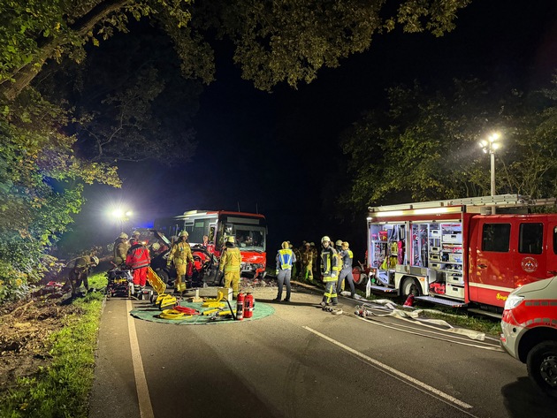 FW Osterholz-Scharm.: Pkw kollidiert frontal mit Linienbus