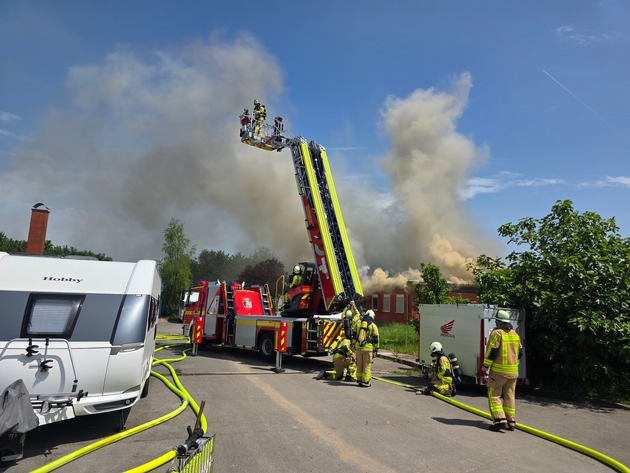 FW Grevenbroich: Feuerwehr Grevenbroich löscht Dachstuhlbrand in Kapellen