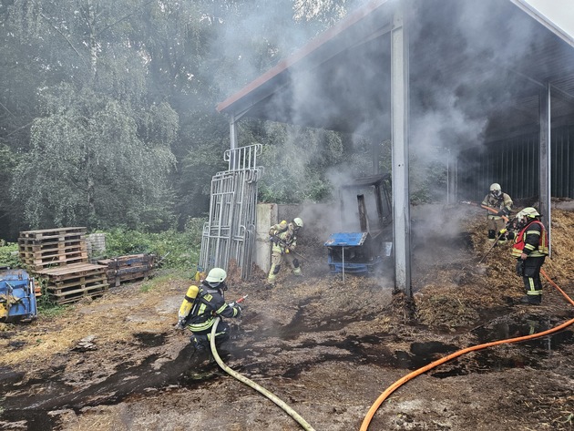 FW Burscheid: Brennender Traktor auf Pferdehof