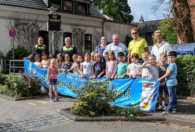 POL-WHV: Sicherer Schulweg - Kleine Gelbe Füße