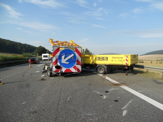 POL-GOE: (528/2013) BAB 7 - Gemarkung Kalefeld - Lkw prallt auf Sicherungsfahrzeug einer Tagesbaustelle - Hoher Sachschaden, kein Personenschaden