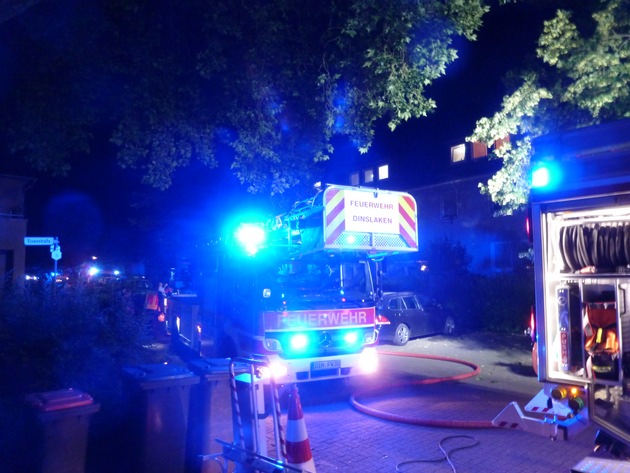FW Dinslaken: Zimmerbrand Menschenleben in Gefahr auf der Koksstraße
