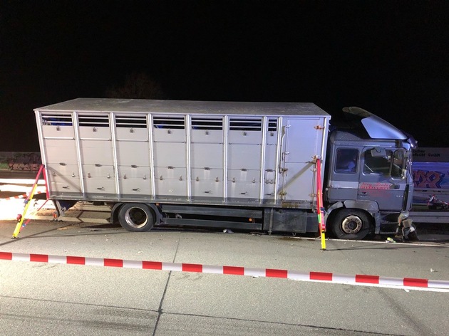 POL-BI: Paderborn-Sennelager, Unfall mit Viehtransporter BAB A33