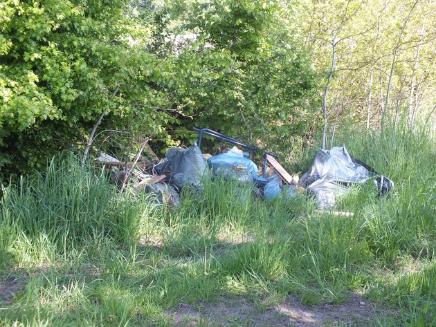 POL-SE: Lutzhorn - Unzulässige Müllablagerung an der Gemeindegrenze zu Barmstedt - Zeugen gesucht