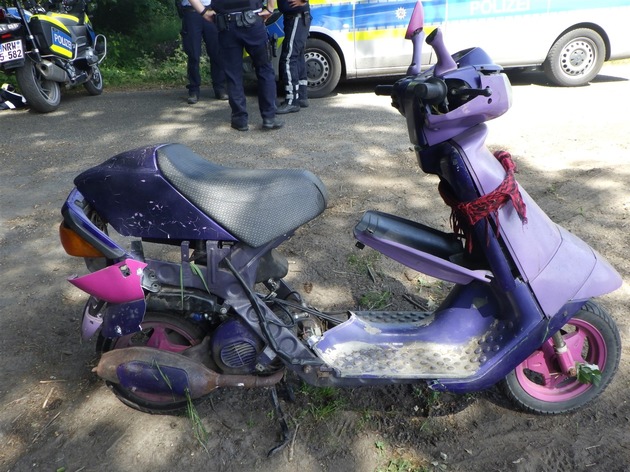 POL-KLE: Geldern - vor Verkehrskontrolle geflüchtet / Fahrer eines auffälligen lilafarbenen Rollers gesucht
