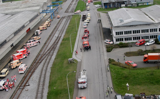 FW-E: Noch 48 Tage bis zur FIFA Fußball-Weltmeisterschaft Deutschland 2006, - Explosion mit fünf Toten und fünfunddreißig Verletzten- Großübung der Feuerwehr Essen mit 291 beteiligten Kräften