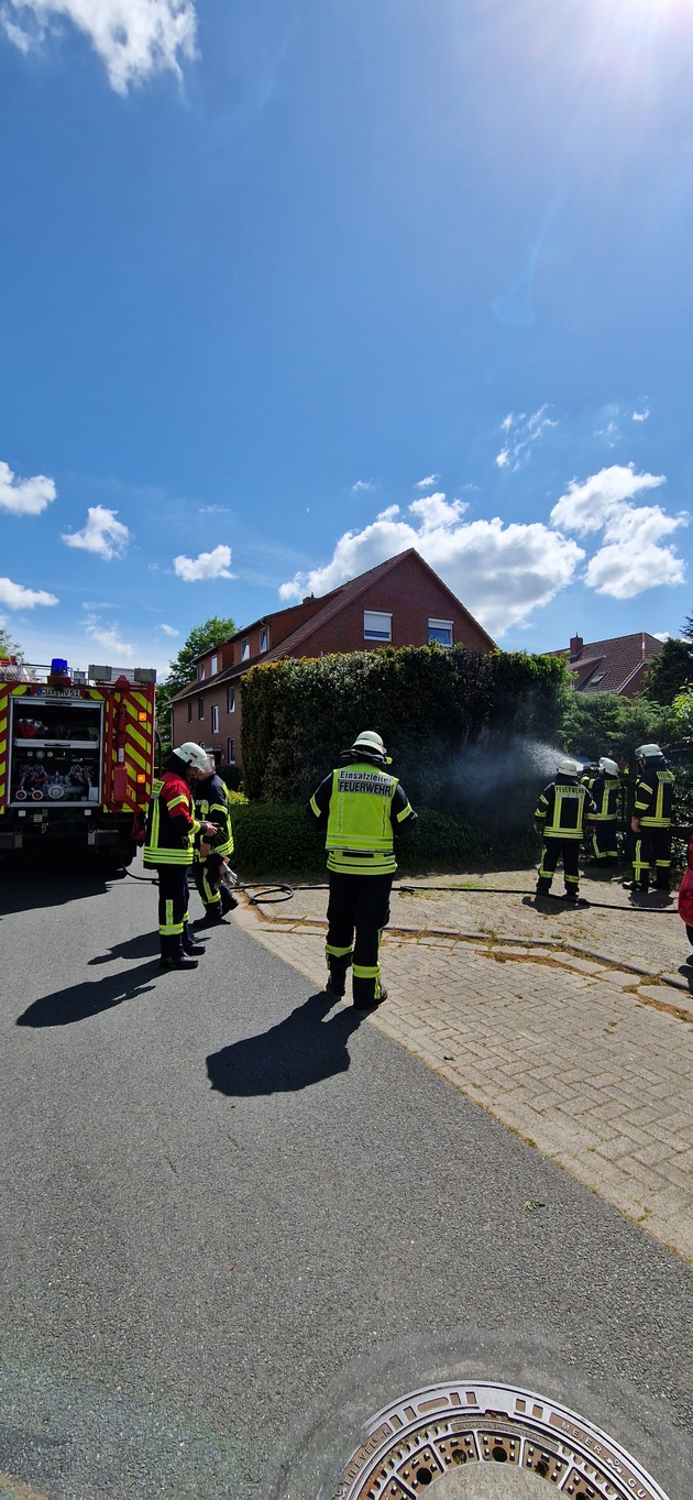 FFW Schiffdorf: Heckenbrand sorgt für Einsatz der Feuerwehr - Anwohner können Schlimmeres verhindern