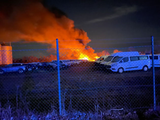 FW-ROW: Feuer zerstört 21 Fahrzeuge