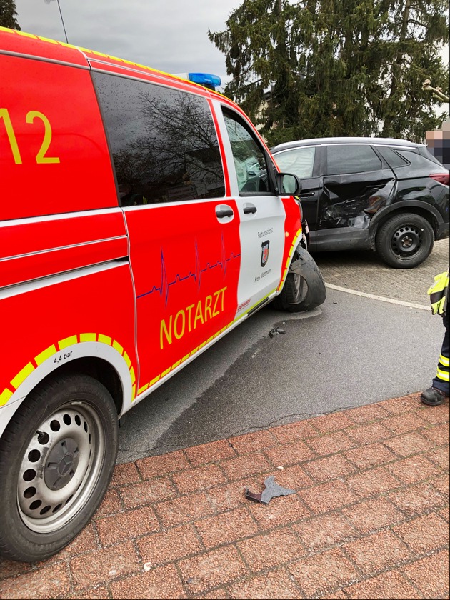 POL-ME: Hoher Sachschaden nach Unfall unter Beteiligung eines Notarztfahrzeuges - Langenfeld - 2204029