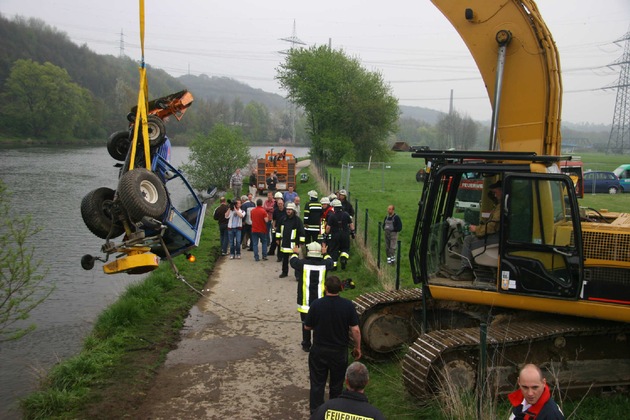 FW-E: Mini-Traktor stürzt in die Ruhr, Fahrer eingeklemmt