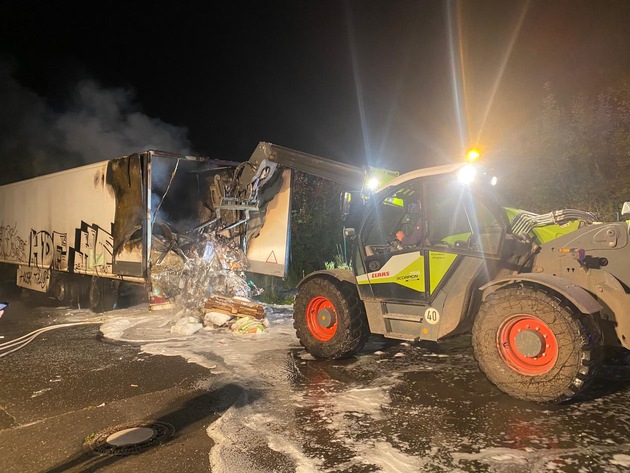 FW Bergheim: LKW brennt an der Landstraße 93 in Bergheim Teleskoplader unterstützt Löscharbeiten