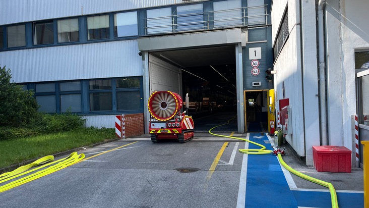 FW Ratingen: Unterstützung bei Brand in einem Gewerbebetrieb in Velbert