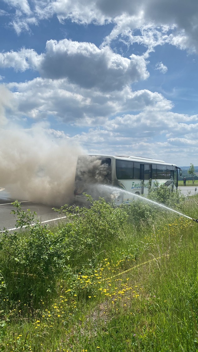 FW-MK: Frisch gebackene Truppführer löschen brennenden Reisebus in Lüdenscheid