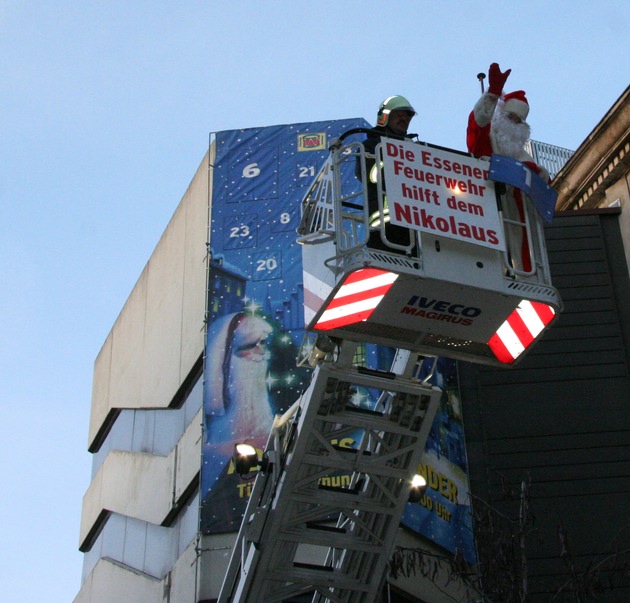 FW-E: Feuerwehr hilft dem Nikolaus in die Höhe