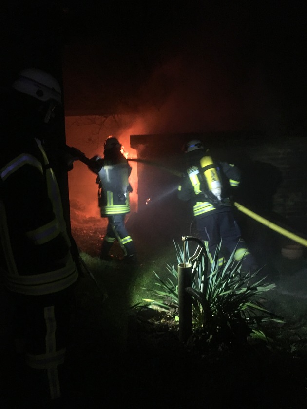 FW Lage: Feuer 2 - Brennt Schuppen - 05.01.2018 - 06:30 Uhr