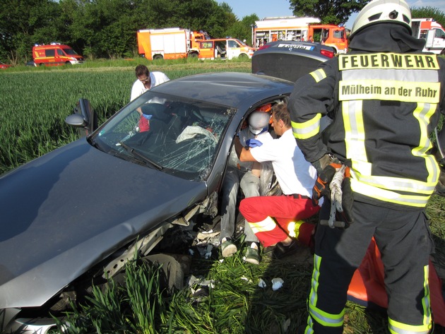 FW-MH: -Update- Verkehrsunfall auf der Mendener Straße mit eigeklemmter Person.