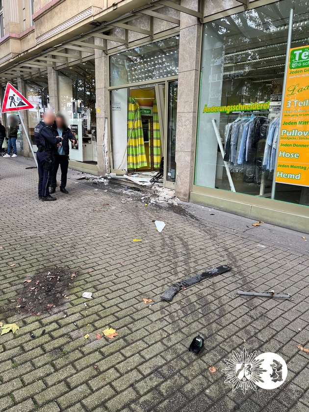 POL-DU: Altstadt: Audi kollidiert mit BMW und einer Schaufensterscheibe