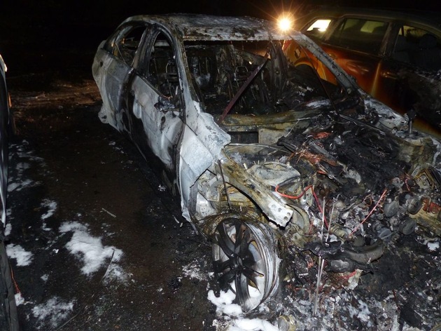 POL-MI: Mercedes steht in Flammen - Verdacht der Brandstiftung