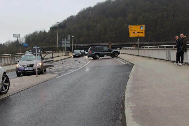 POL-PDTR: Verkehrsunfall mit zwei Leichtverletzten auf der Moselbrücke bei Schweich